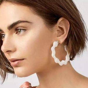 New! Scalloped resin hoop earrings💫